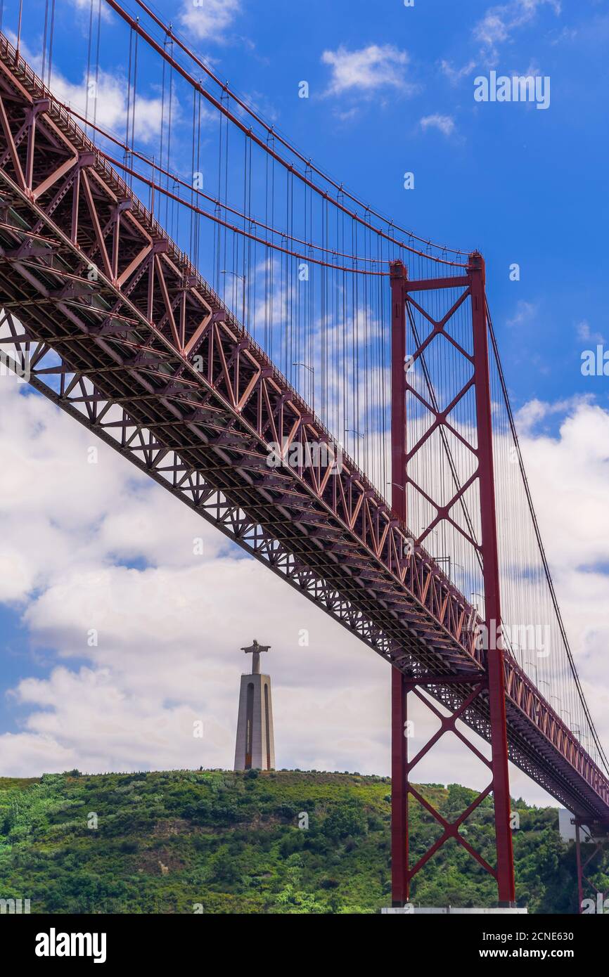 Pont Ponte 25 de Abril avec statue de Cristo Rei (Sanctuaire du Christ Roi) derrière, pont suspendu sur le Tage, Lisbonne, Portugal, Europe Banque D'Images