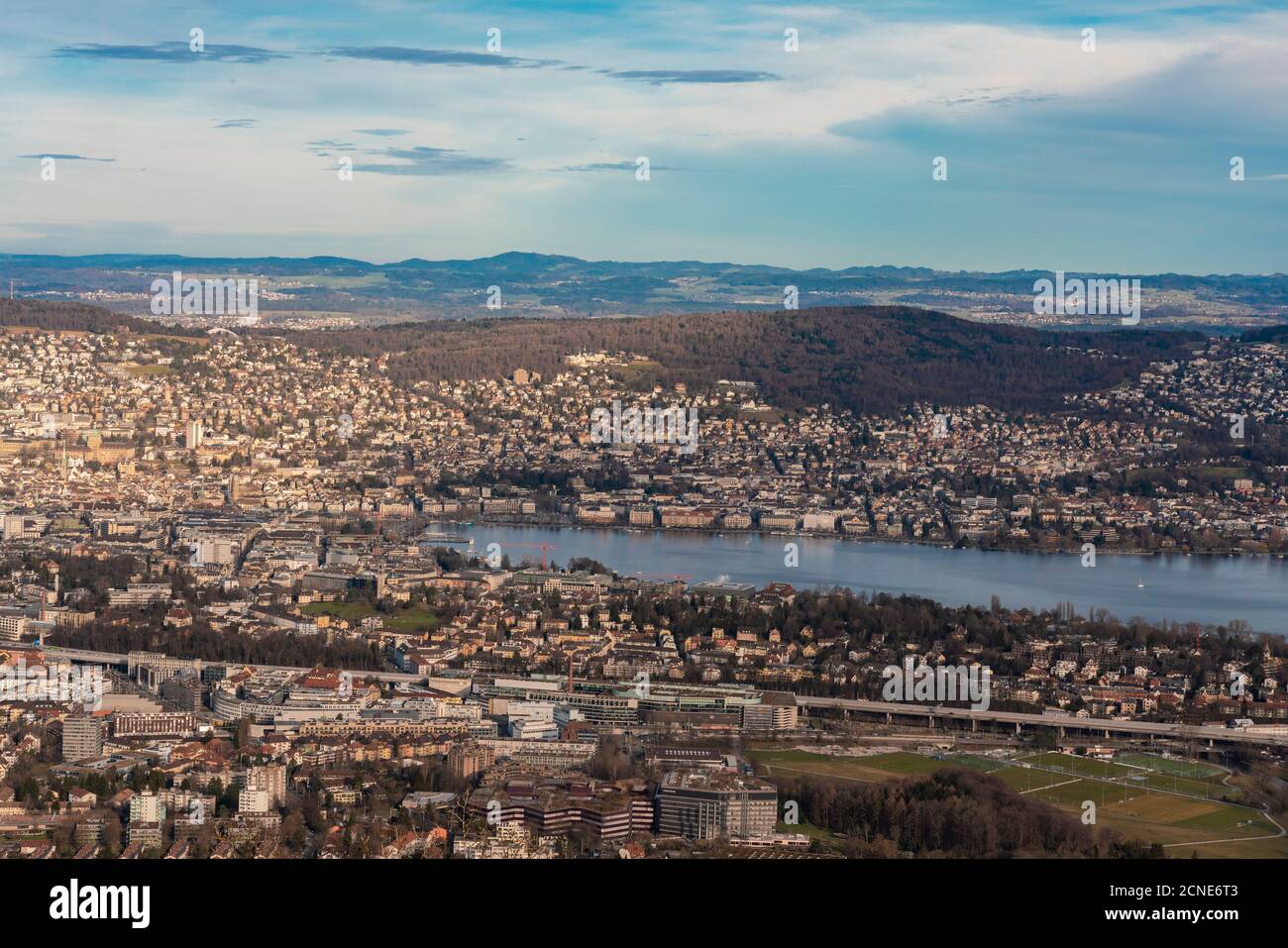 Vue sur le lac et la ville de Zurich avec les montagnes en arrière-plan de la montagne Uetli, Zurich, Suisse, Europe Banque D'Images