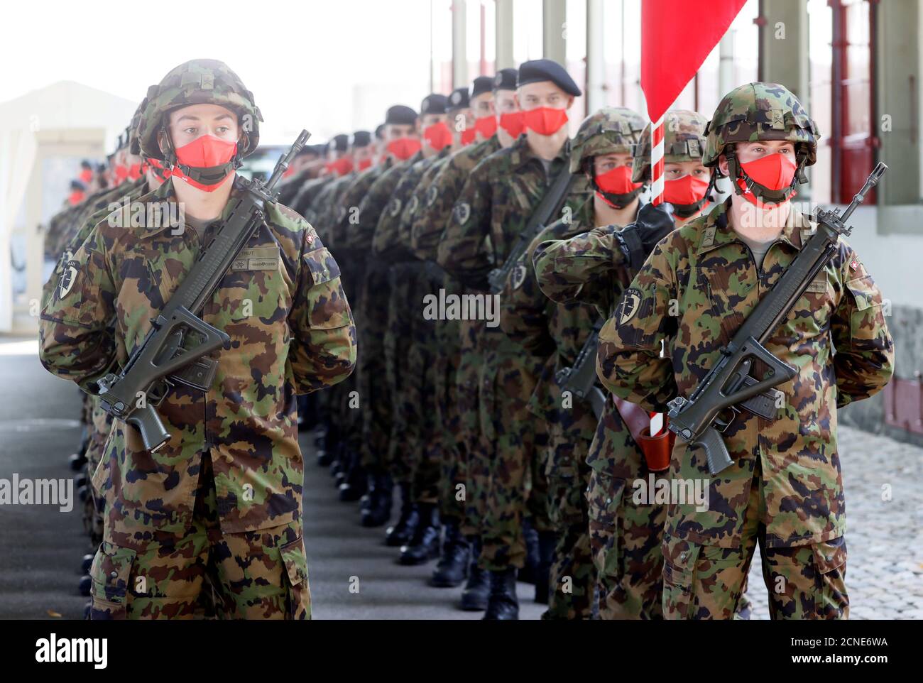 Les soldats suisses sont vus avant une cérémonie d'accueil officielle au domaine de Lohn à Kehrsatz, près de Berne, Suisse, le 18 septembre 2020. REUTERS/Denis Balibouse Banque D'Images
