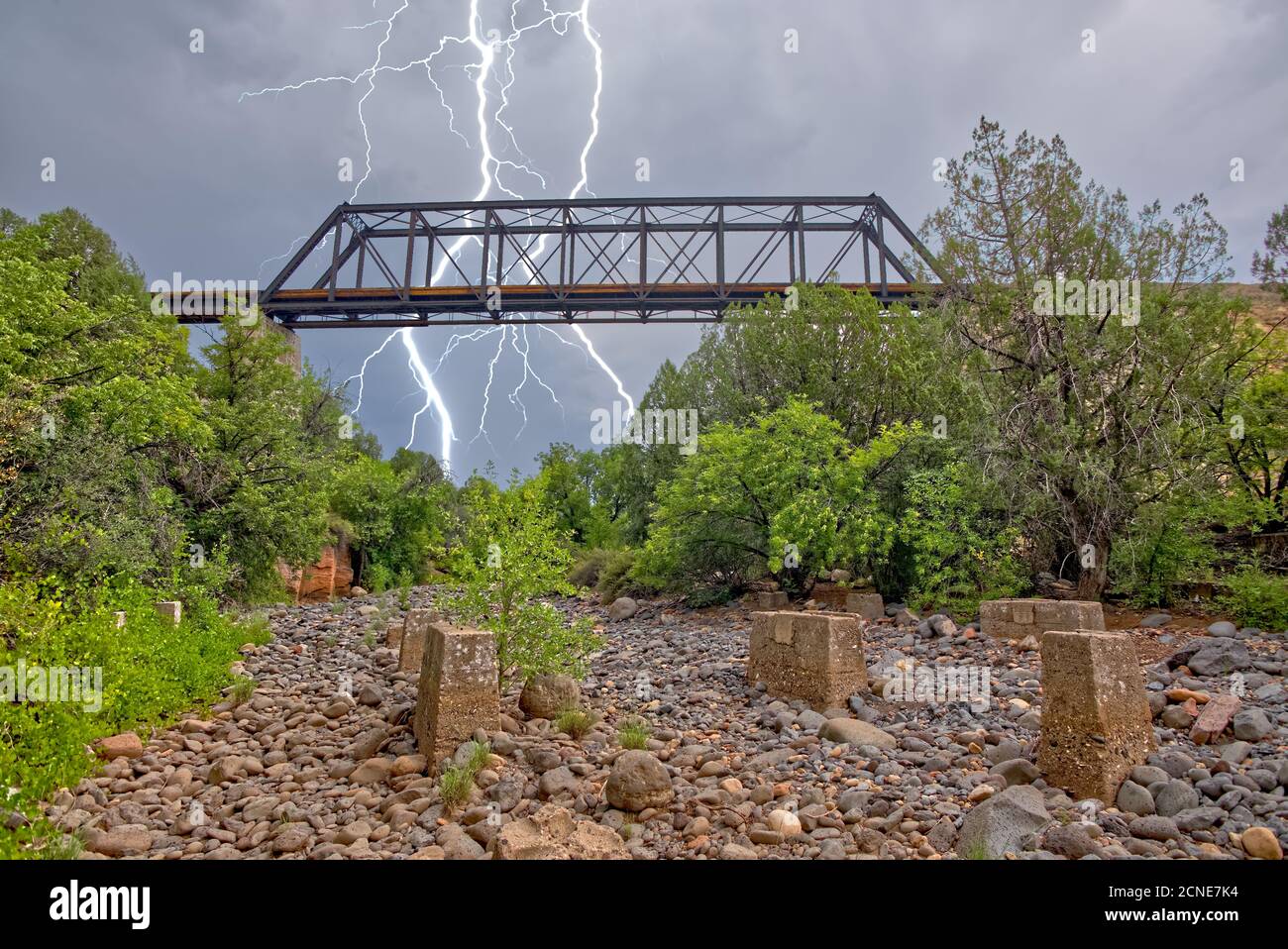 La foudre d'une tempête de mousson frappant derrière un vieux pont de chemin de fer qui s'étend sur Bear Canyon près de Perkinsville, Arizona Banque D'Images