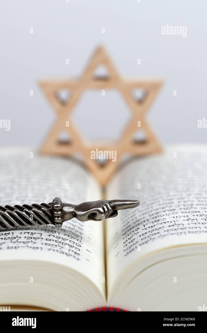 Un pointeur rituel juif Yad argenté, une étoile juive (étoile de David) et une Torah, symboles juifs, France, Europe Banque D'Images