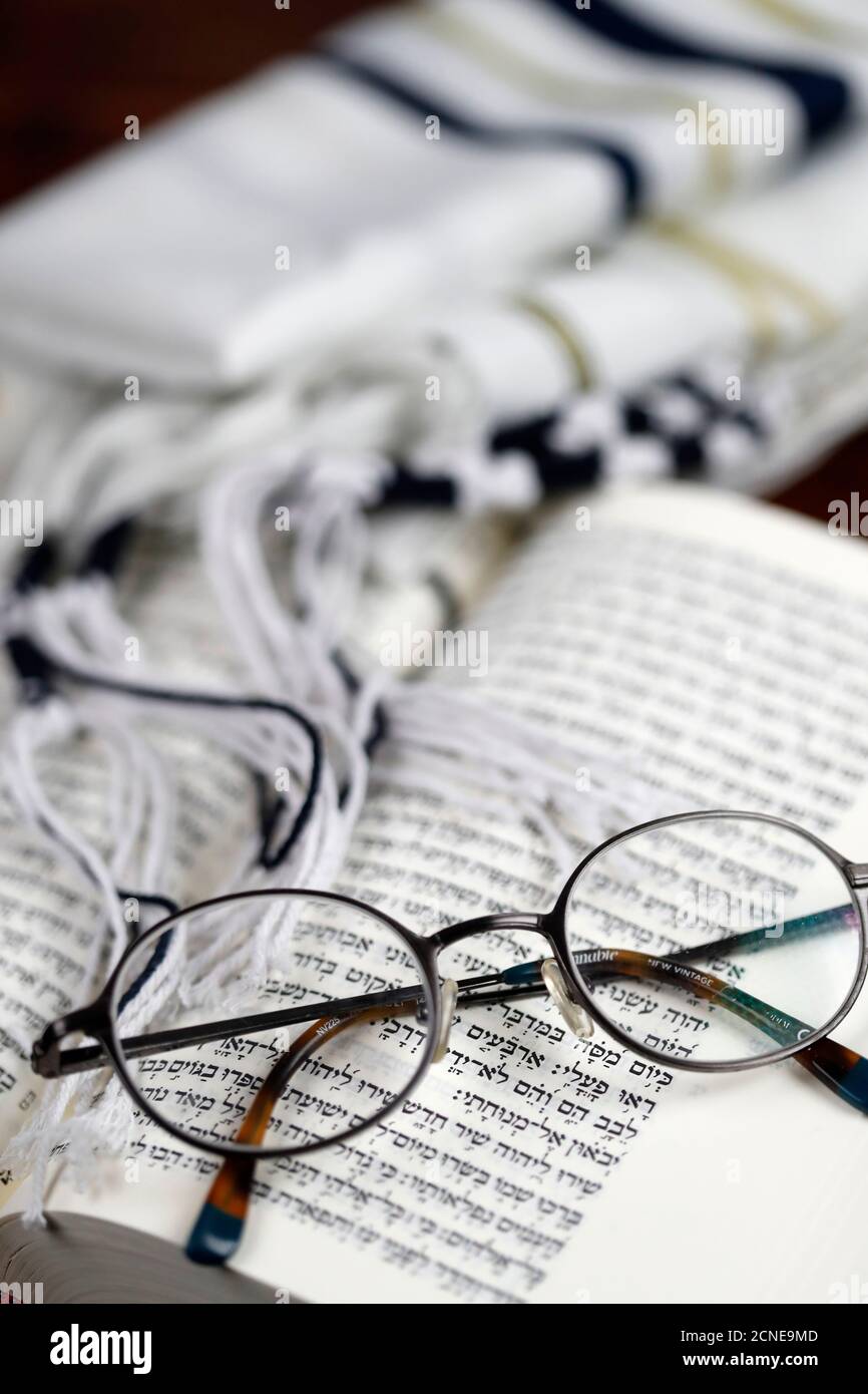 Open Torah, talle et paire de lunettes, France, Europe Banque D'Images