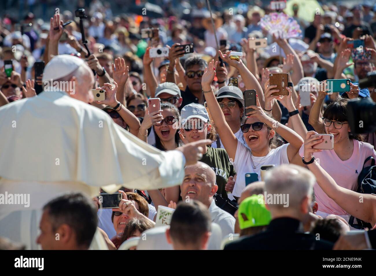 Le pape François arrive pour son audience générale hebdomadaire sur la Place Saint Pierre au Vatican, Rome, Latium, Italie, Europe Banque D'Images