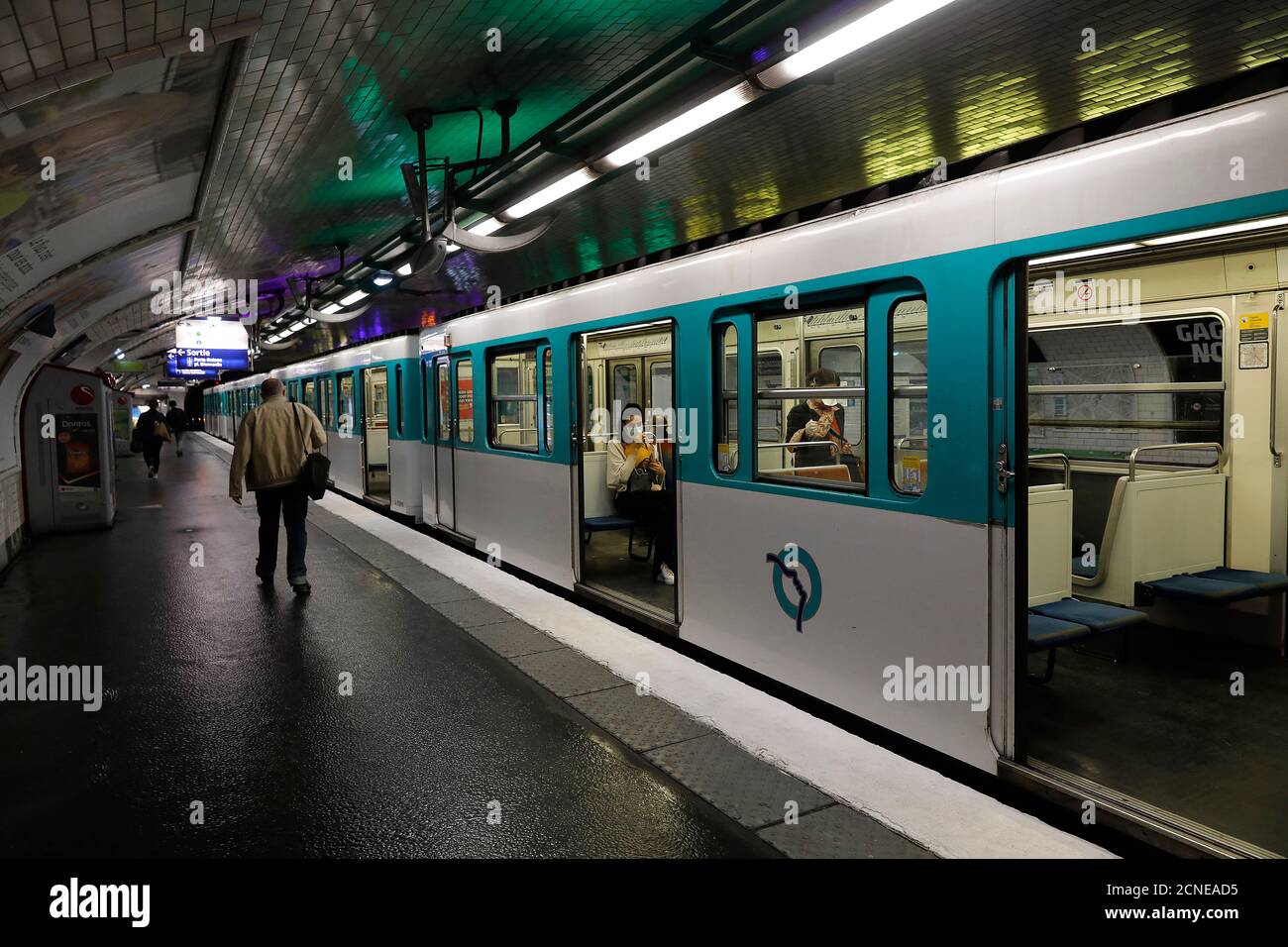 Métro (métro) pendant le confinement à Paris, France, Europe Banque D'Images