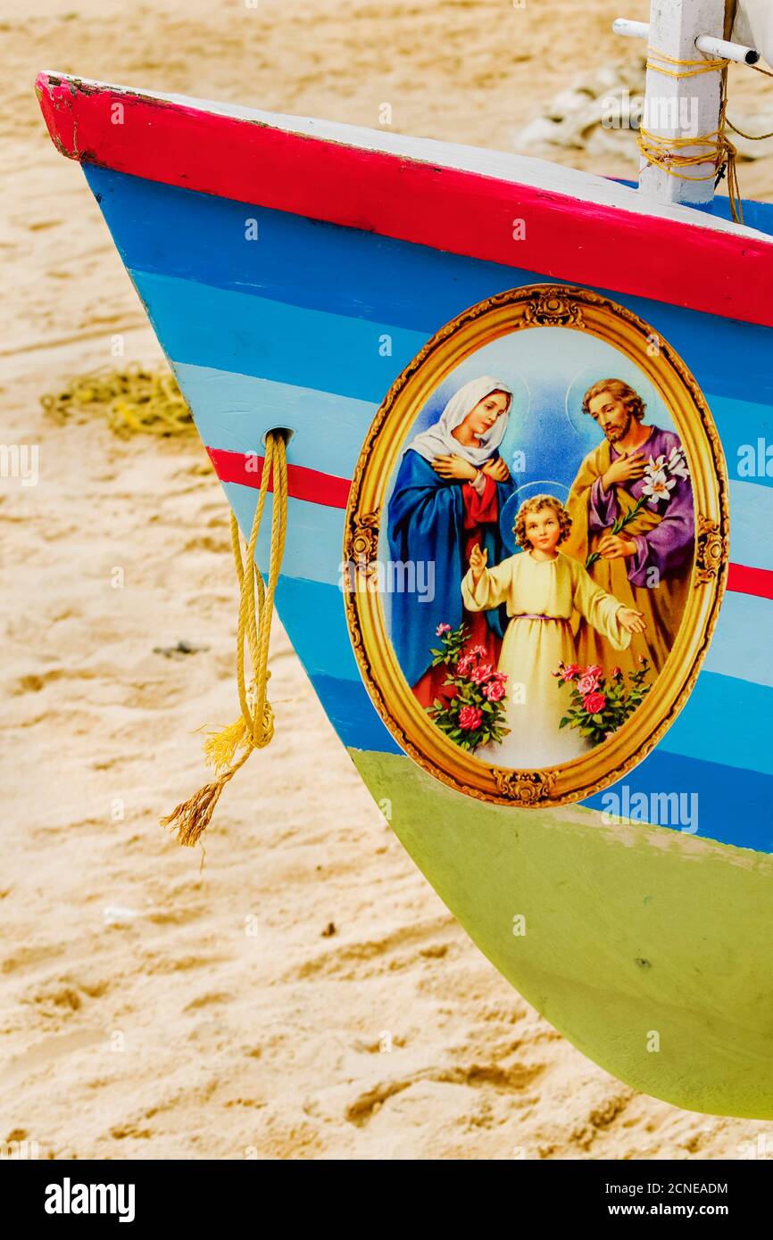 Prow coloré de bateau de pêche avec Jésus, Marie, Joseph Christian photo sur la plage de Marari, Mararikulam, Alappuzha, Kerala, Inde, Asie Banque D'Images