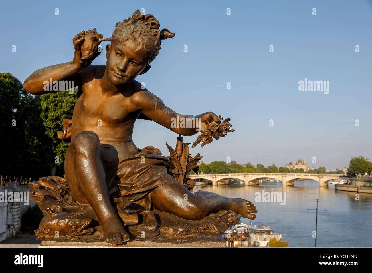 Statue sur le pont Alexandre III, Paris, France, Europe Banque D'Images