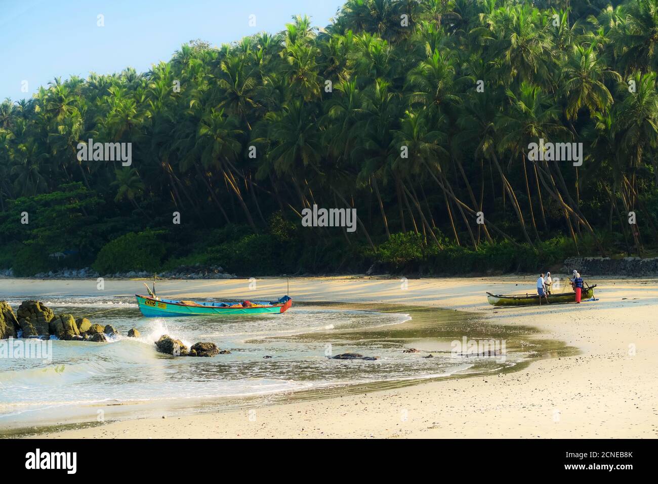 Pêcheurs avec bateau sur la belle plage de Kizhunna, au sud de Kannur sur la côte nord du Keralan, Kizhunna, Kannur, Kerala, Inde, Asie Banque D'Images