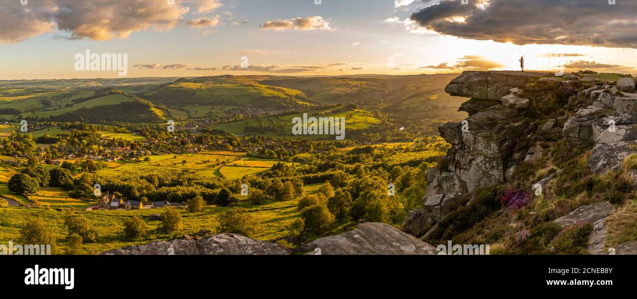 Vue de la personne seule au coucher du soleil sur Curbar Edge, Curbar, Hope Valley, Peak District National Park, Derbyshire, Angleterre, Royaume-Uni, Europe Banque D'Images