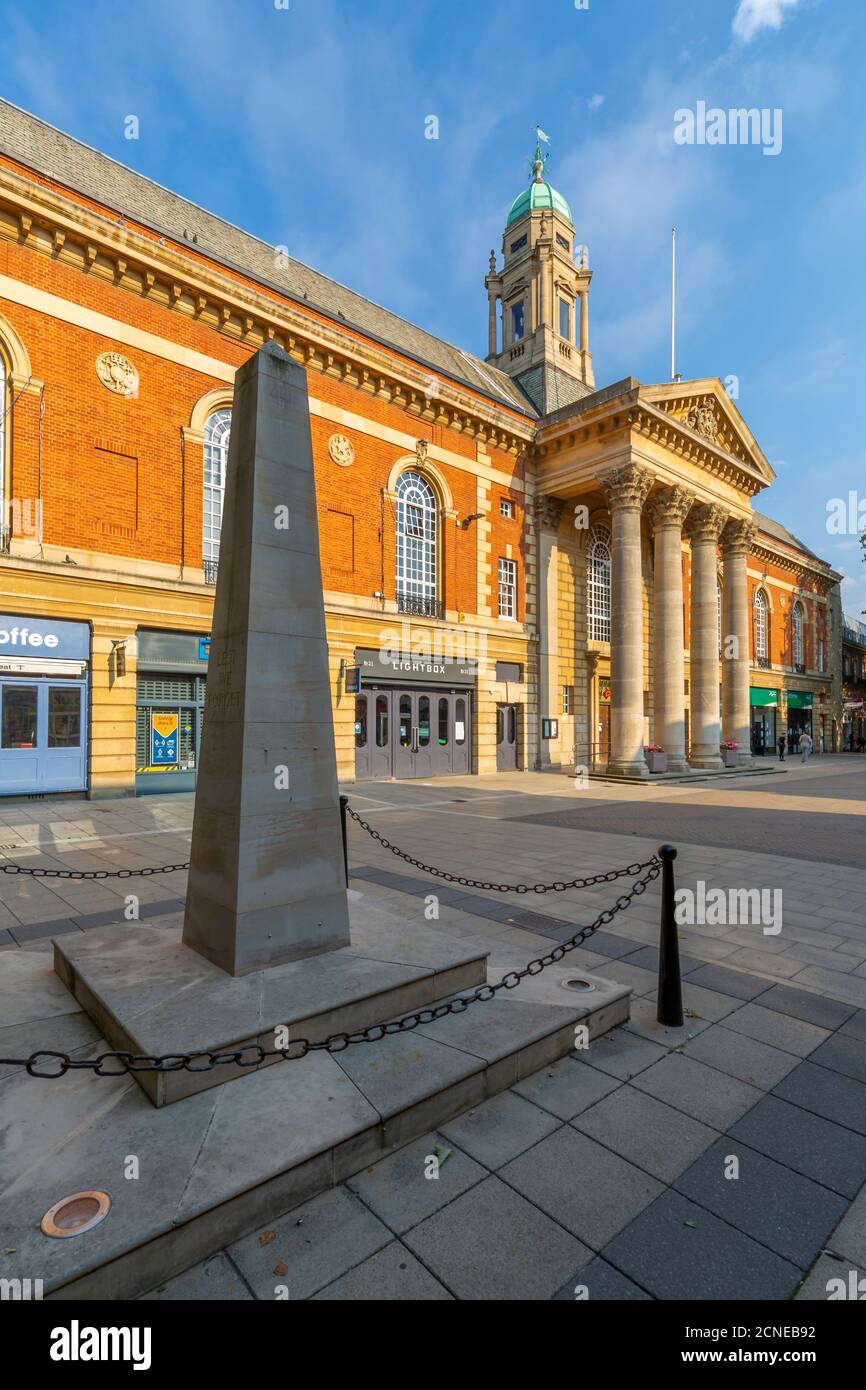 Vue du conseil municipal de Peterborough et du monument commémoratif de guerre sur Bridge Street, Peterborough, Northamptonshire, Angleterre, Royaume-Uni, Europe Banque D'Images