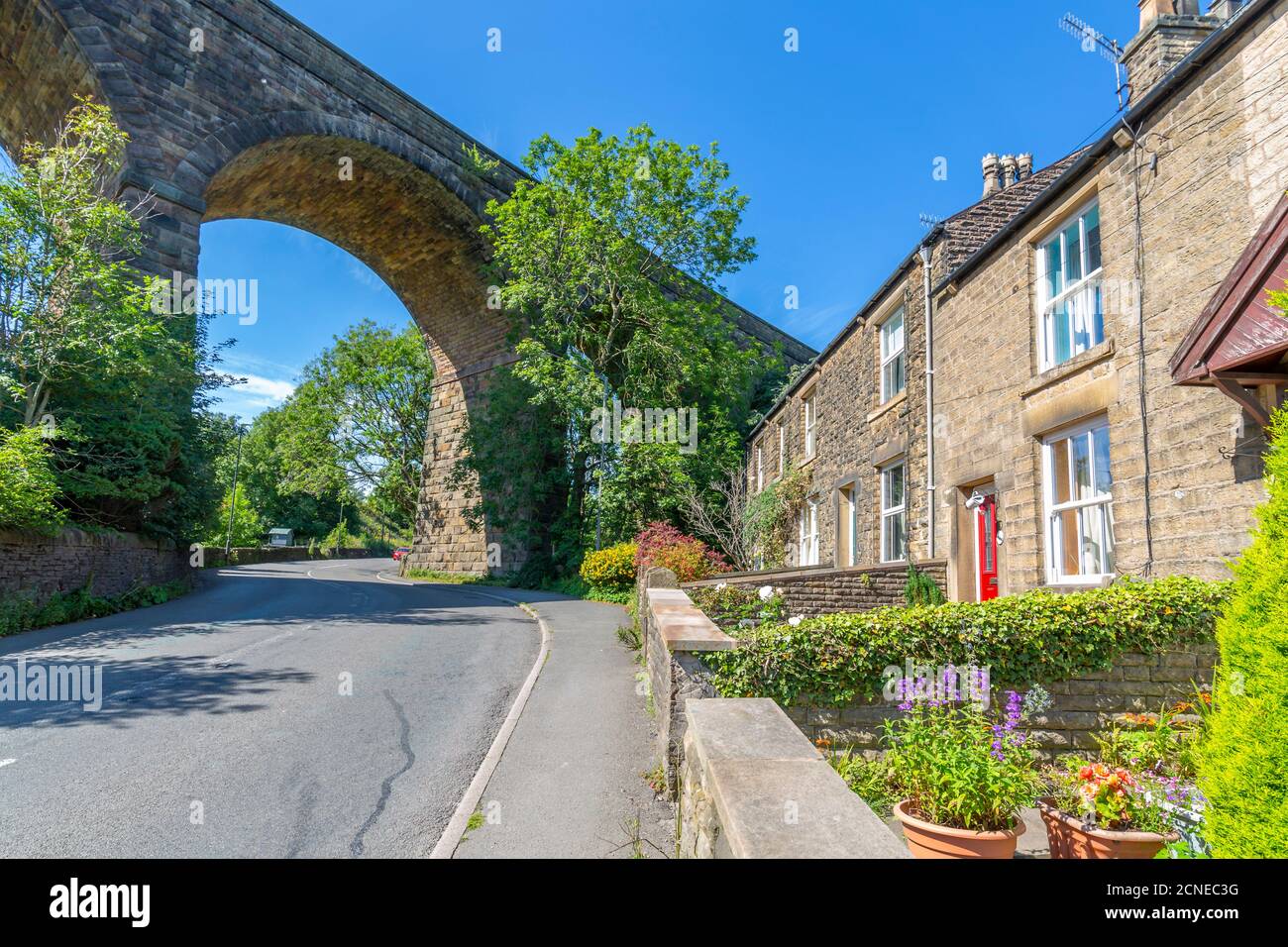 Vue sur le viaduc ferroviaire et les chalets de Chapel Milton, Derbyshire, Angleterre, Royaume-Uni, Europe Banque D'Images
