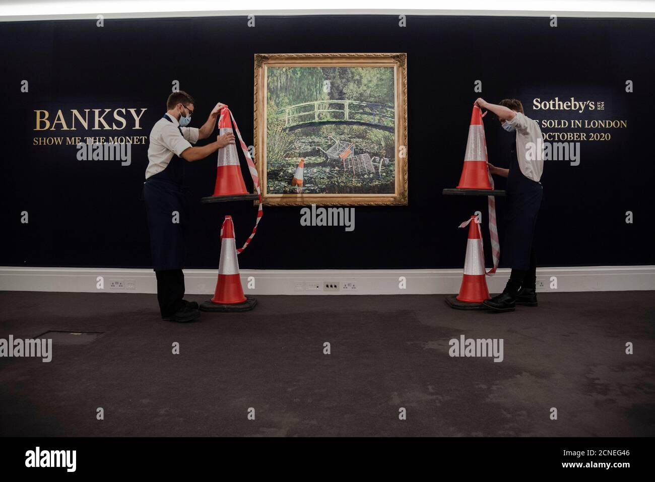 Londres, Royaume-Uni. 18 septembre 2020. Sous embargo jusqu'à 13 h 30 HNR le vendredi 18 2020 septembre. « How Me the Monet » de Banksy, exposé à Sotheby's, dans le centre de Londres, au Royaume-Uni, le 18 septembre 2020. L'image contemporaine de Banksy sur la représentation du pont japonais de Claude Monet dans son jardin de Giverny fera partie de la vente aux enchères en direct de Sotheby le 21 octobre 2020. (Photo de Claire Doherty/Sipa USA) crédit: SIPA USA/Alay Live News Banque D'Images