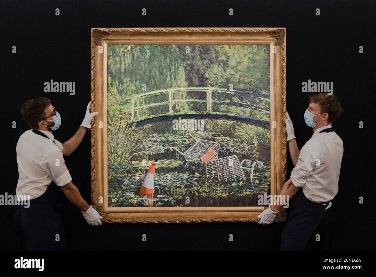 Londres, Royaume-Uni. 18 septembre 2020. Sous embargo jusqu'à 13 h 30 HNR le vendredi 18 2020 septembre. « How Me the Monet » de Banksy, exposé à Sotheby's, dans le centre de Londres, au Royaume-Uni, le 18 septembre 2020. L'image contemporaine de Banksy sur la représentation du pont japonais de Claude Monet dans son jardin de Giverny fera partie de la vente aux enchères en direct de Sotheby le 21 octobre 2020. (Photo de Claire Doherty/Sipa USA) crédit: SIPA USA/Alay Live News Banque D'Images