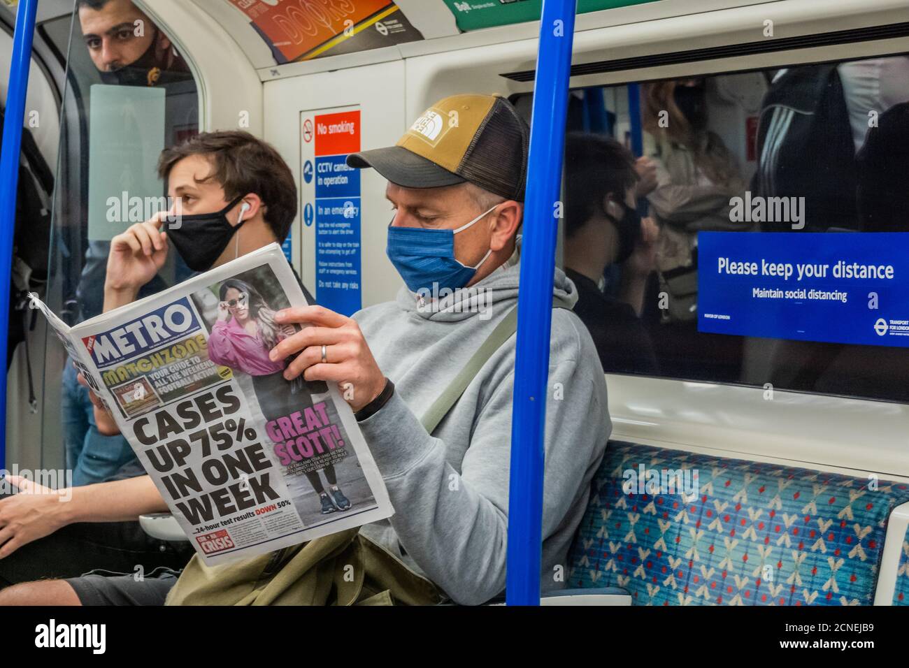 Londres, Royaume-Uni. 18 septembre 2020. Cas en hausse de 75% titre - le nombre de passagers reste en baisse sur le métro, mais sont maintenant en hausse et les trains sont modérément occupés. Tout comme le gouvernement commence à resserrer ses directives sur le coronavirus (Covid 19). Ceux qui voyagent portent surtout des masques après qu'ils sont devenus obligatoires dans les transports publics. Crédit : Guy Bell/Alay Live News Banque D'Images