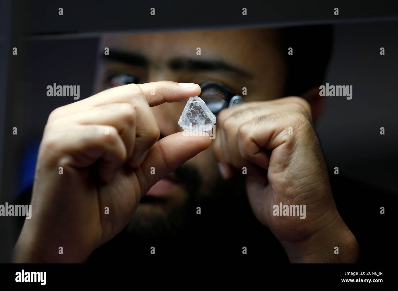 después del colegio Shuraba energía Un travailleur inspecte un diamant brut de 70 carats d'une valeur de 3.5  millions d'euros à la société belge de diamants Rosy Blue à Anvers,  Belgique le 1er février 2018. Photo prise