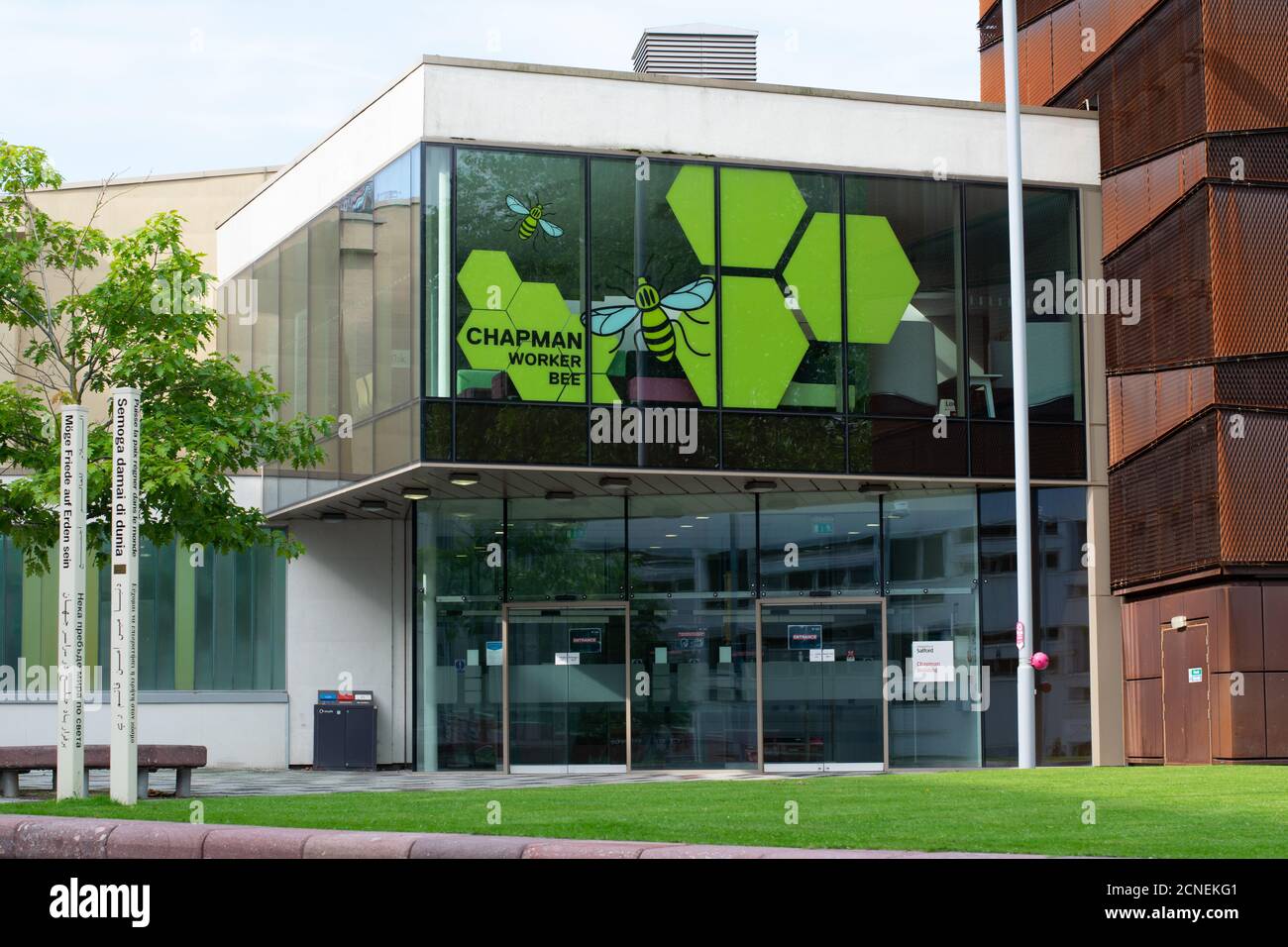 Université de Salford, Grand Manchester, Royaume-Uni. Bâtiment Chapman avec conception de l'abeille ouvrière. Banque D'Images