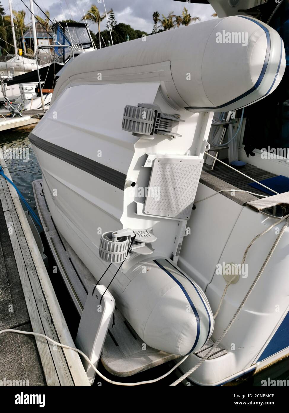 AUCKLAND, NOUVELLE-ZÉLANDE - 02 septembre 2020 : Auckland / Nouvelle-Zélande - 2 septembre 2020 : vue d'un petit canot pneumatique attaché à un bateau à moteur à Pine Harbour Banque D'Images