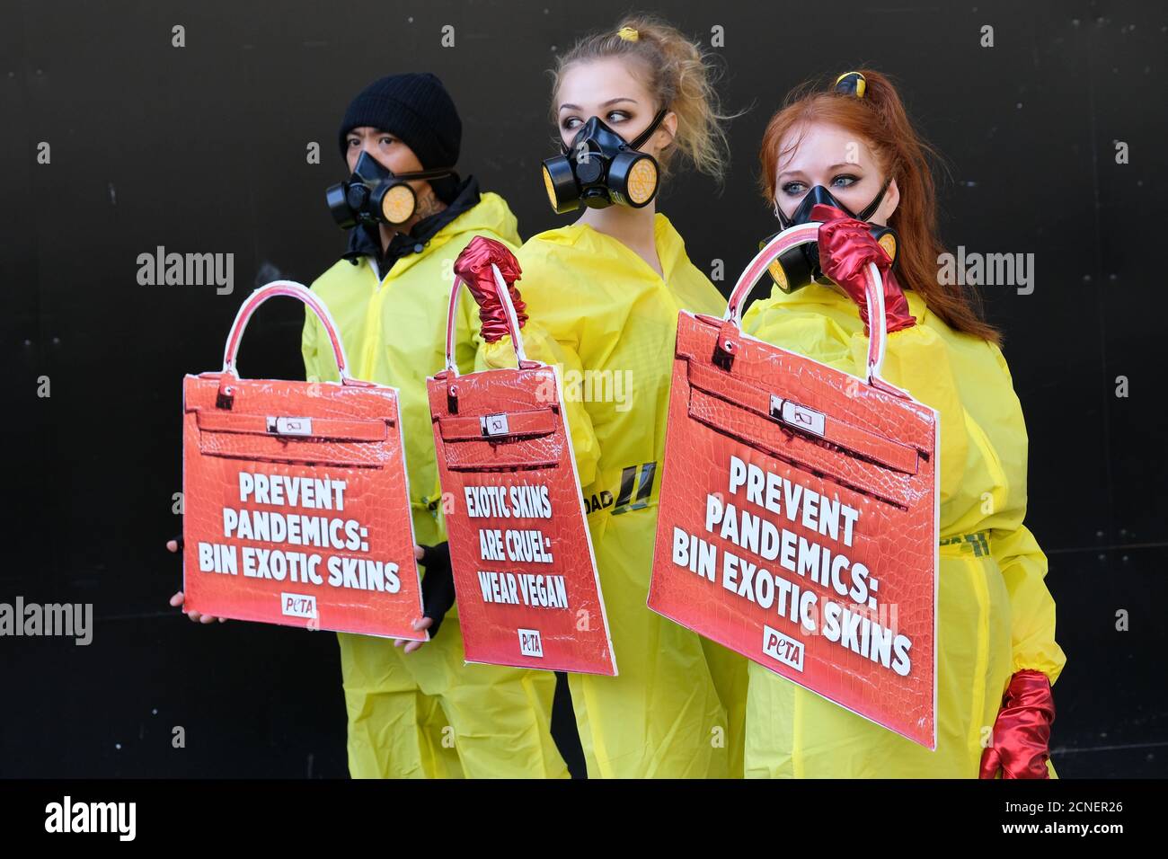 Strand, Londres, Royaume-Uni. 18 septembre 2020. PETA organise une manifestation contre les peaux exotiques à la London Fashion week. Crédit : Matthew Chattle/Alay Live News Banque D'Images