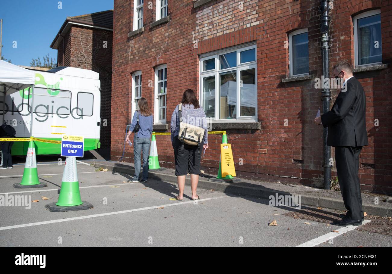 Le vice-chancelier de l'Université de Portsmouth, Graham Galbraith (à droite), fait la queue pour un test du coronavirus à l'intérieur d'une unité mobile de test du coronavirus destinée au personnel asymptomatique et aux étudiants de l'Université de Portsmouth. L'université est la première en Angleterre à offrir le test volontaire. Banque D'Images