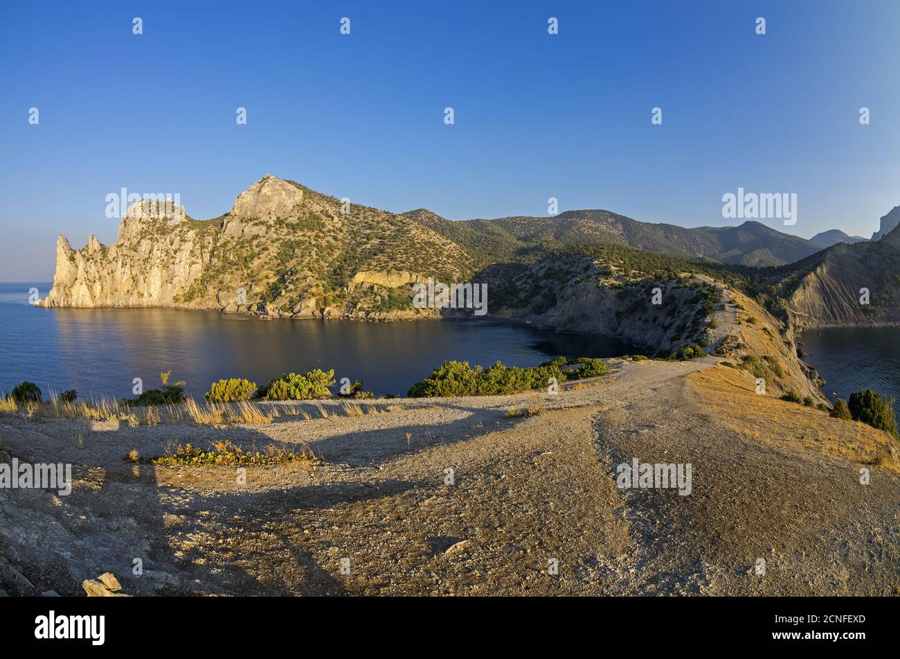 Petite baie sur la côte de la mer Noire le matin. Banque D'Images Petite baie sur la côte de la mer Noire le matin. Banque D'Images