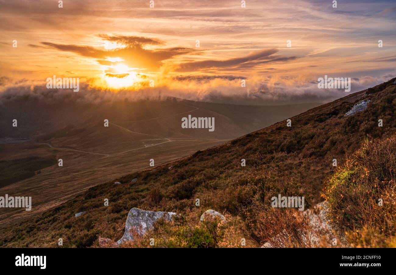 Coucher de soleil spectaculaire à la centrale électrique de Turlough Hill à Wicklow, en Irlande Banque D'Images