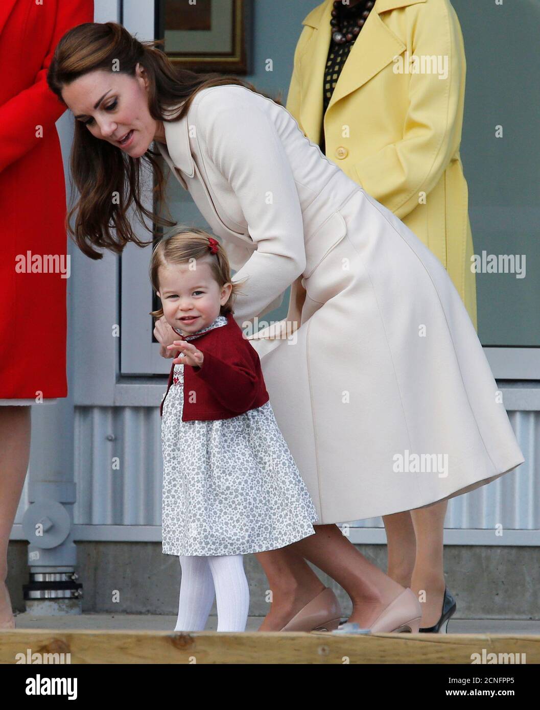 Britain's Princess Charlotte waves as she arrives with Catherine, Duchess of Cambridge, to board a floatplane for their official departure from Canada in Victoria, British Columbia, Canada, October 1, 2016. REUTERS/Chris Wattie Banque D'Images