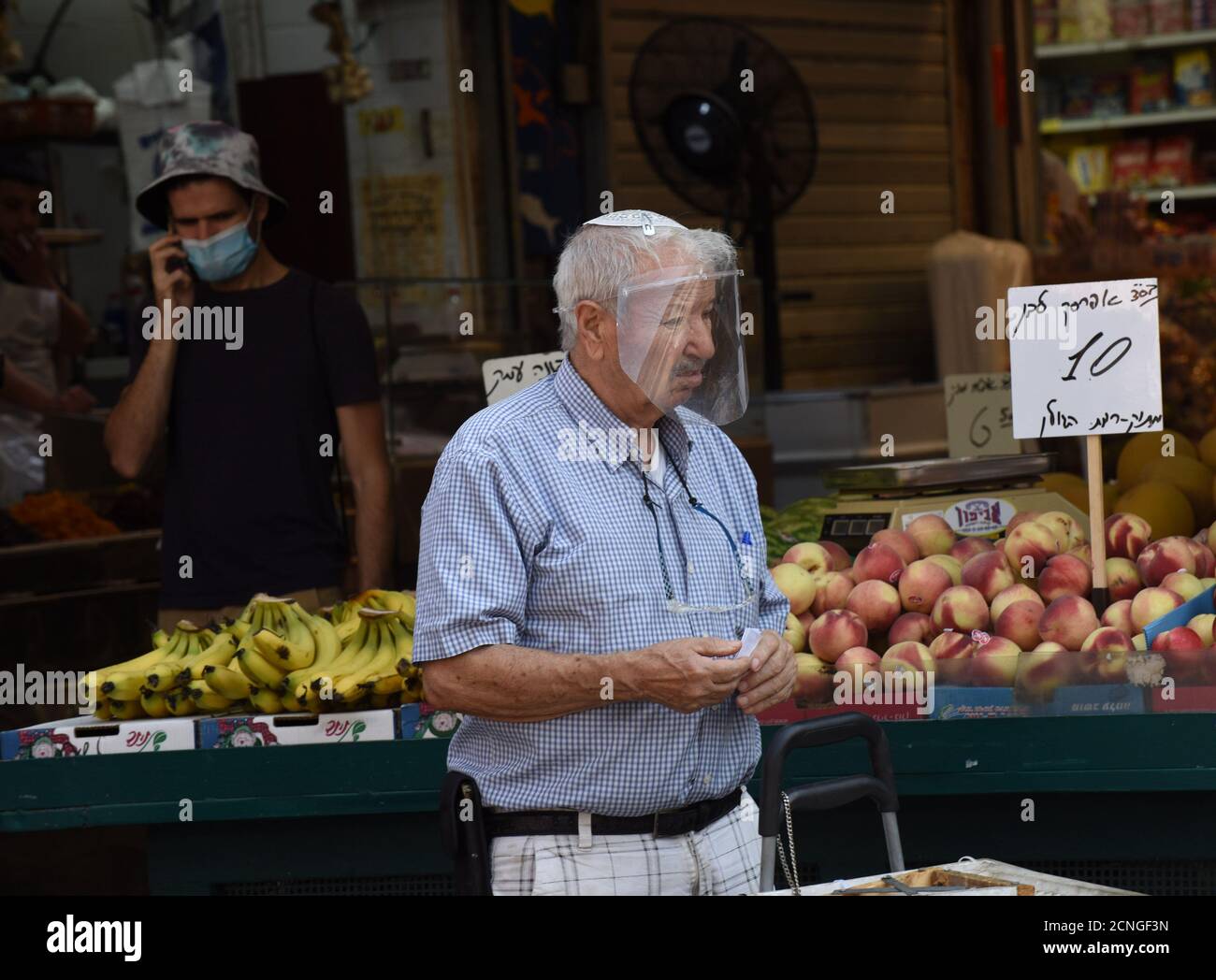 Jérusalem, Israël. 18 septembre 2020. Les Israéliens magasinent pour Rosh Hashanah, le nouvel an juif, dans le marché de Mahane Yehuda à Jérusalem, le vendredi 18 septembre 2020. Israël entre dans un confinement national de trois semaines avant le début de Rosh Hashanah dans la tentative du gouvernement de réduire la propagation rampante de COVID-19, obligeant les résidents à rester à la maison pendant les hautes vacances juives. Photo par Debbie Hill/UPI crédit: UPI/Alay Live News Banque D'Images