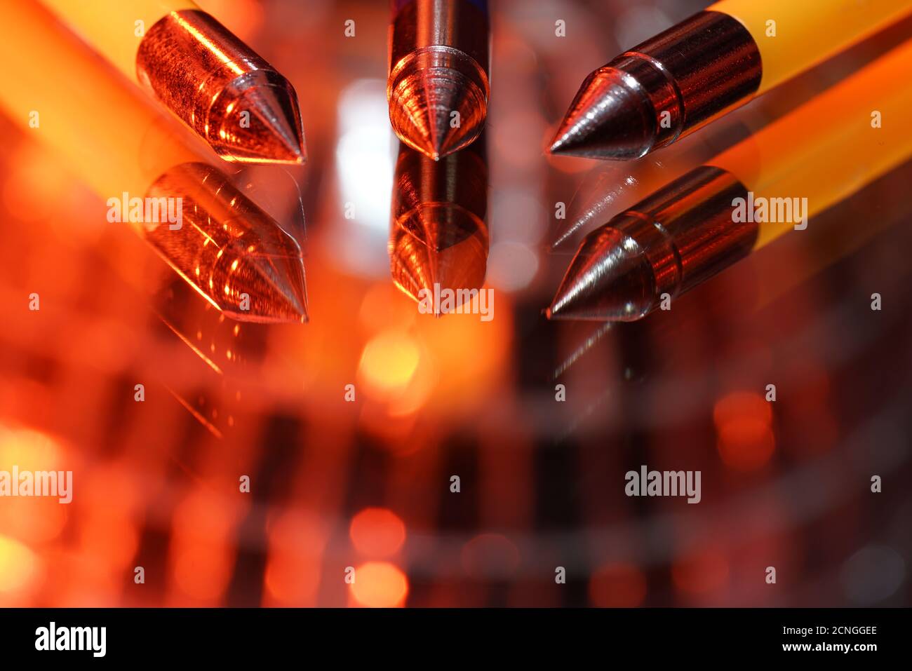 Gros plan de munitions en peluche sur une surface réfléchissante Banque D'Images