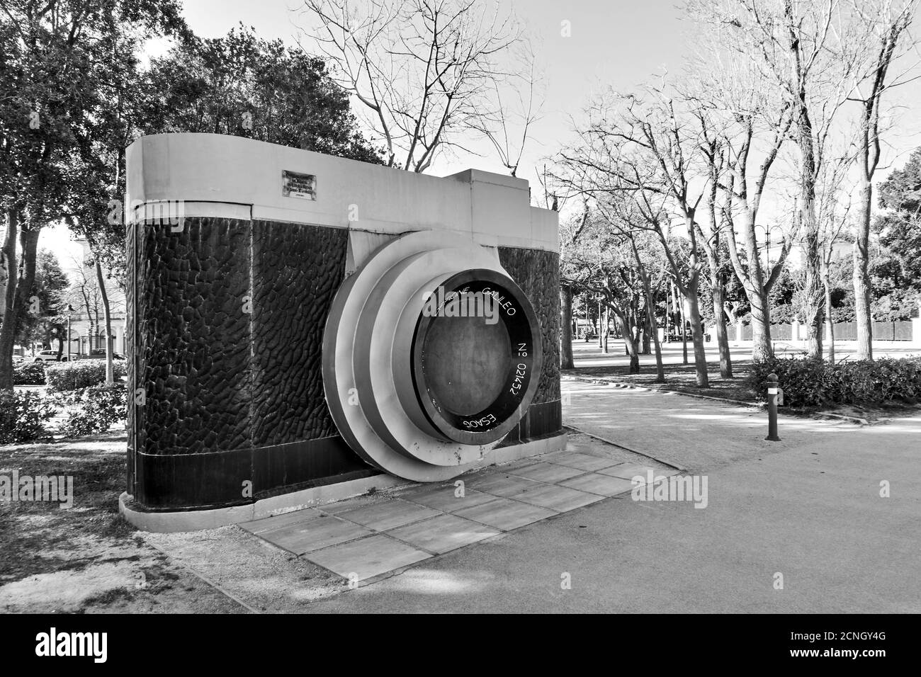 Rimini, Italie - 2 mars 2020: La caméra (1948) - Monument au parc Federico Fellini à Rimini. Repère. Photographie en noir et blanc Banque D'Images