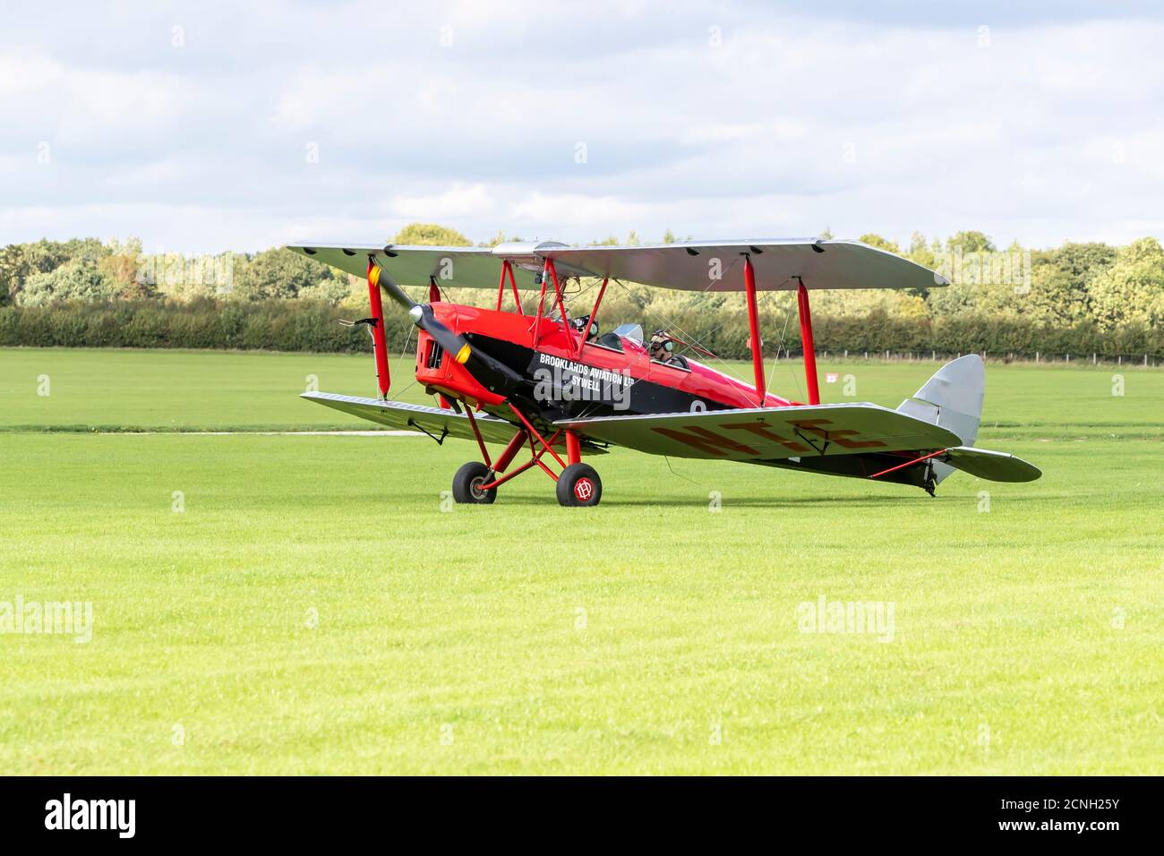 De Havilland DH-82 Tiger Moth, Brooklands Aviation Ltd à l'aérodrome de Sywell, Northamptonshire, Angleterre, Royaume-Uni. Banque D'Images