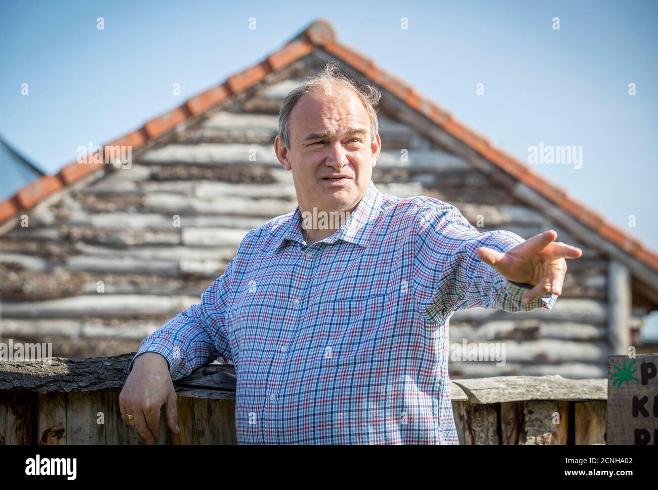 Le chef libéral démocrate Ed Davey lors d'une visite au zoo de Fife à Cupar pour rencontrer les propriétaires d'entreprise et le personnel afin d'apprendre comment Covid a influé sur leurs activités. Banque D'Images