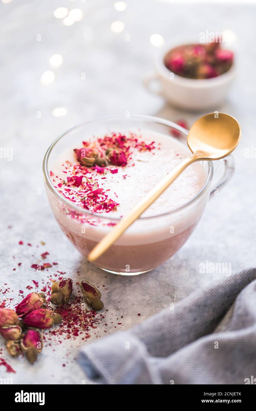 Latte matcha rose avec lait. Boisson tendance. Boisson de Noël Banque D'Images