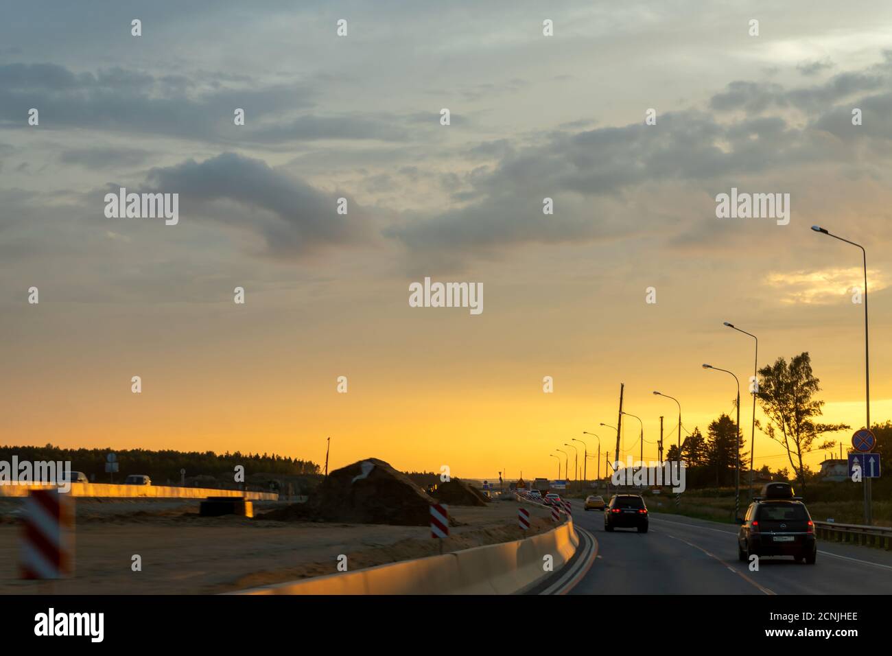 Moscou, Russie - 24 août 2020 : circulation au coucher du soleil sur la route Banque D'Images