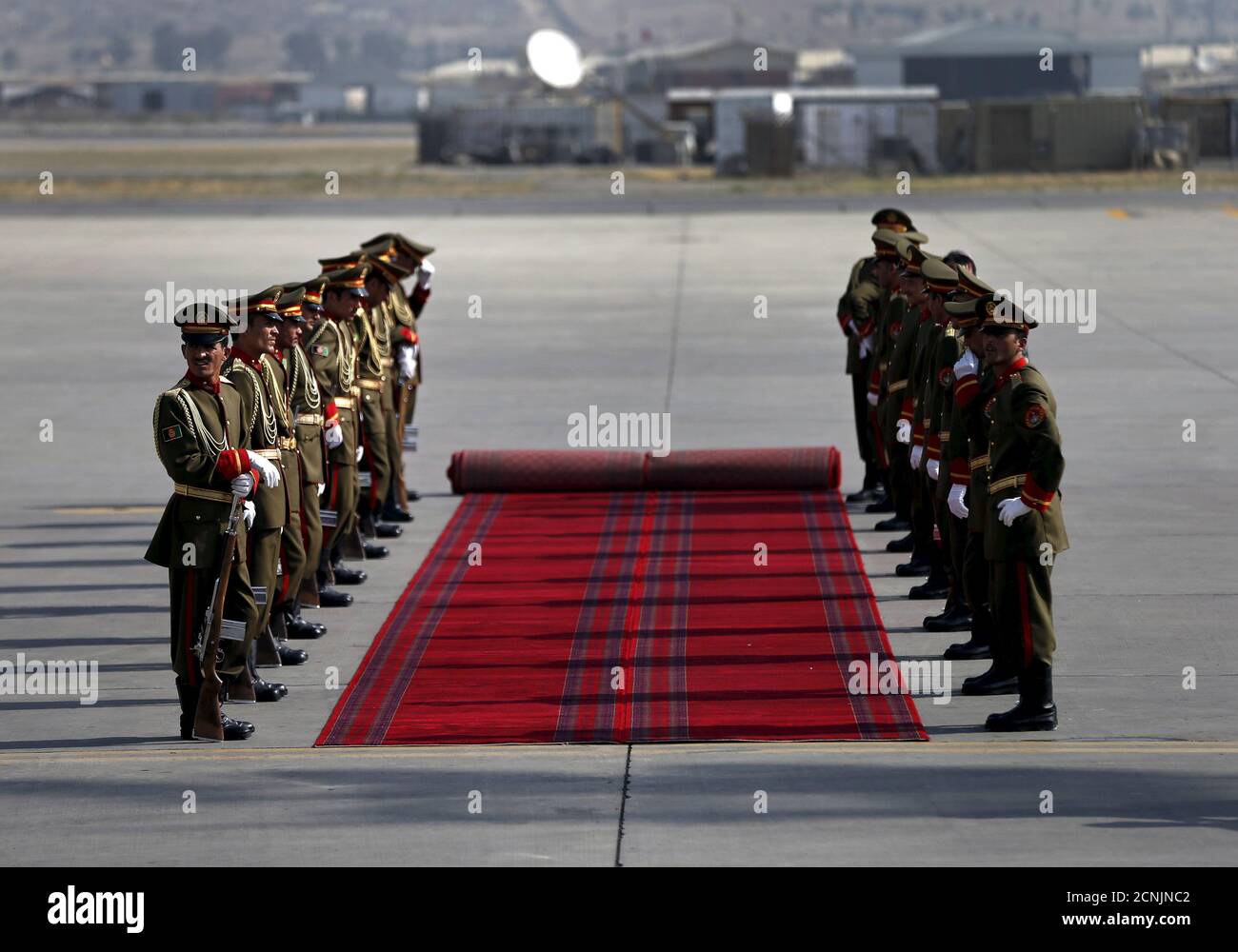 Les membres de la garde d'honneur afghane attendent le président du Turkménistan, Kurbanguly Berdymukhamedov, lors d'une cérémonie d'arrivée à l'aéroport international Hamid Karzaï de Kaboul, en Afghanistan, le 27 août 2015. REUTERS/Mohammad Ismail Banque D'Images