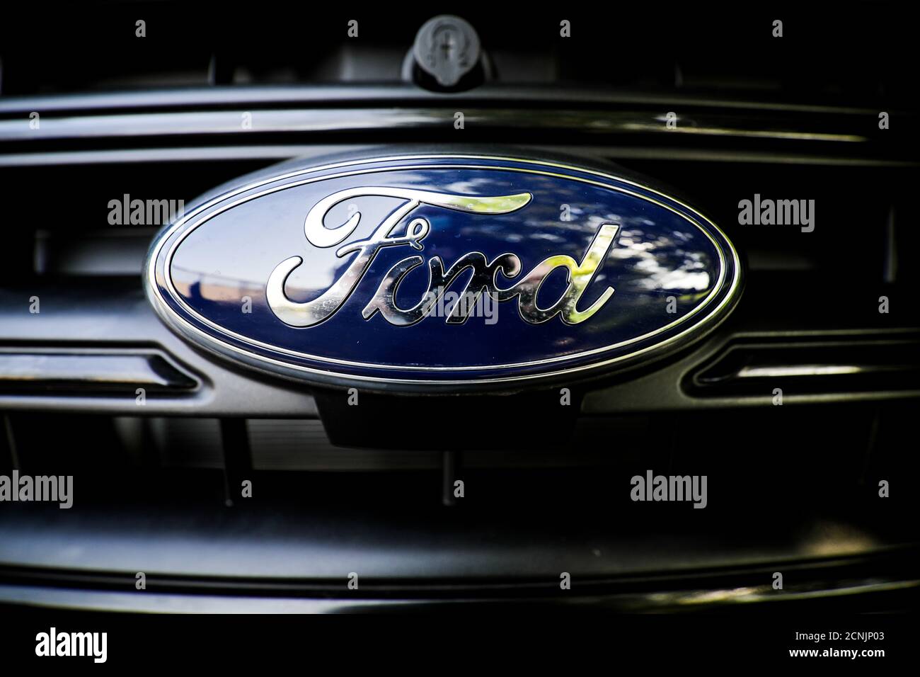 Bucarest, Roumanie - 18 septembre 2020 : logo Ford sur un véhicule. Banque D'Images