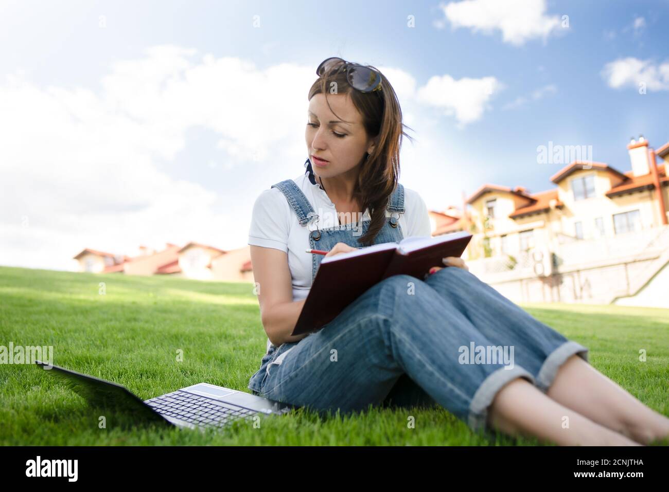 femmes adultes écrivant sur le carnet dans le parc, concept dans l'éducation et la connaissance Banque D'Images femmes adultes écrivant sur le carnet dans le parc, concept dans l'éducation et la connaissance Banque D'Images