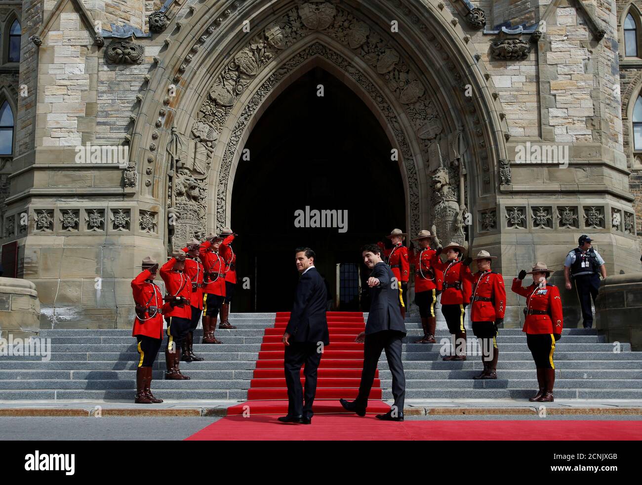 Le premier ministre canadien Justin Trudeau (R) marche avec le président mexicain Enrique Pena Nieto sur la colline du Parlement à Ottawa (Ontario), Canada, le 28 juin 2016. REUTERS/Chris Wattie Banque D'Images