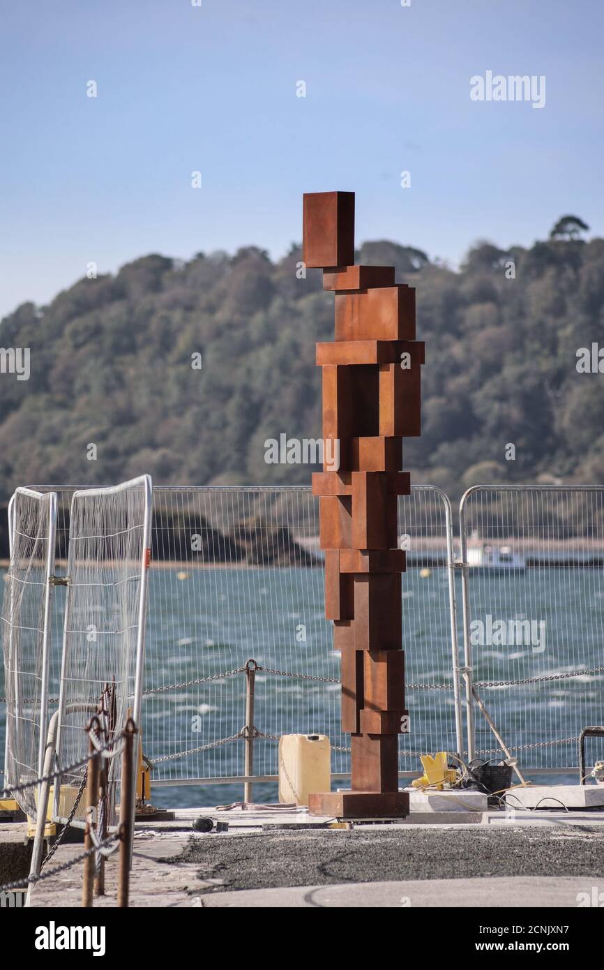 La sculpture de Sir Anthony Gormley ‘look II’ de 12 pieds est entourée de cadres alors qu’elle est fixée dans sa maison sur West Hoe Pier Plymouth. Une figure humaine regarde Banque D'Images