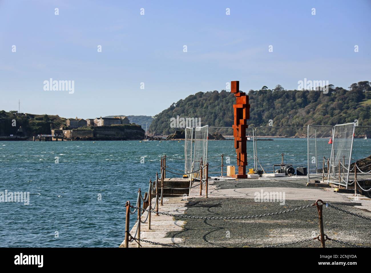 La sculpture de Sir Anthony Gormley ‘look II’ de 12 pieds est entourée de cadres alors qu’elle est fixée dans sa maison sur West Hoe Pier Plymouth. Une figure humaine regarde Banque D'Images