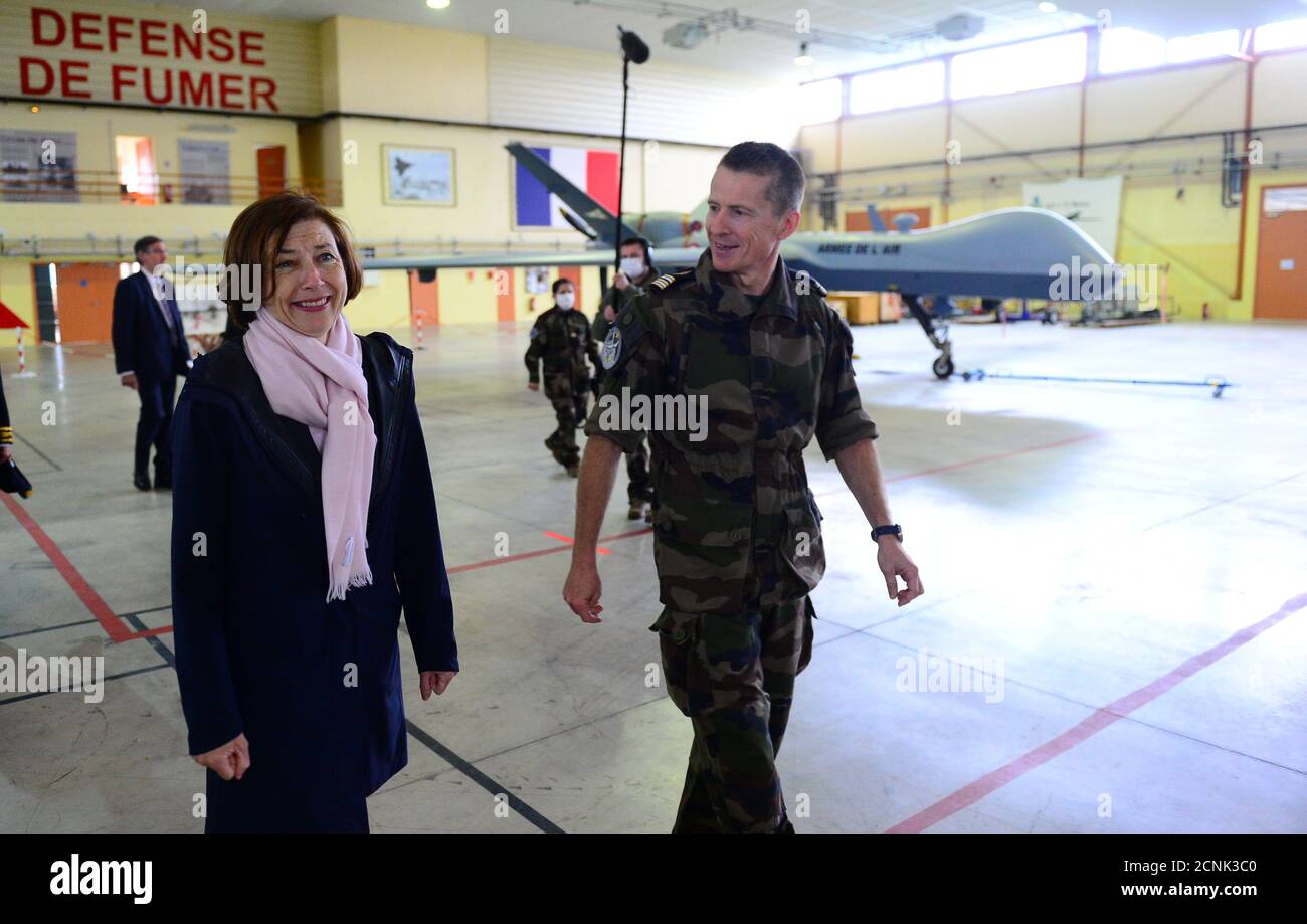 Le ministre français de la Défense, Florence Parly, visite l'école pilote  de l'Armée de l'Air française à la base aérienne militaire BA 709 de Cognac-Chateaubernard  à Chateaubernard, France le 14 mai 2020.