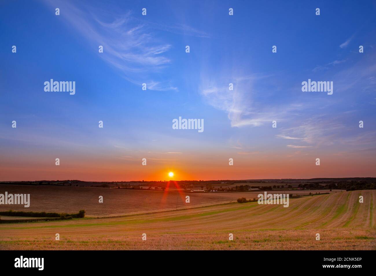 Coucher de soleil au-dessus de l'aérodrome de Meppershal et du village de Campton depuis Meppershal, Bedfordshire, Royaume-Uni Banque D'Images