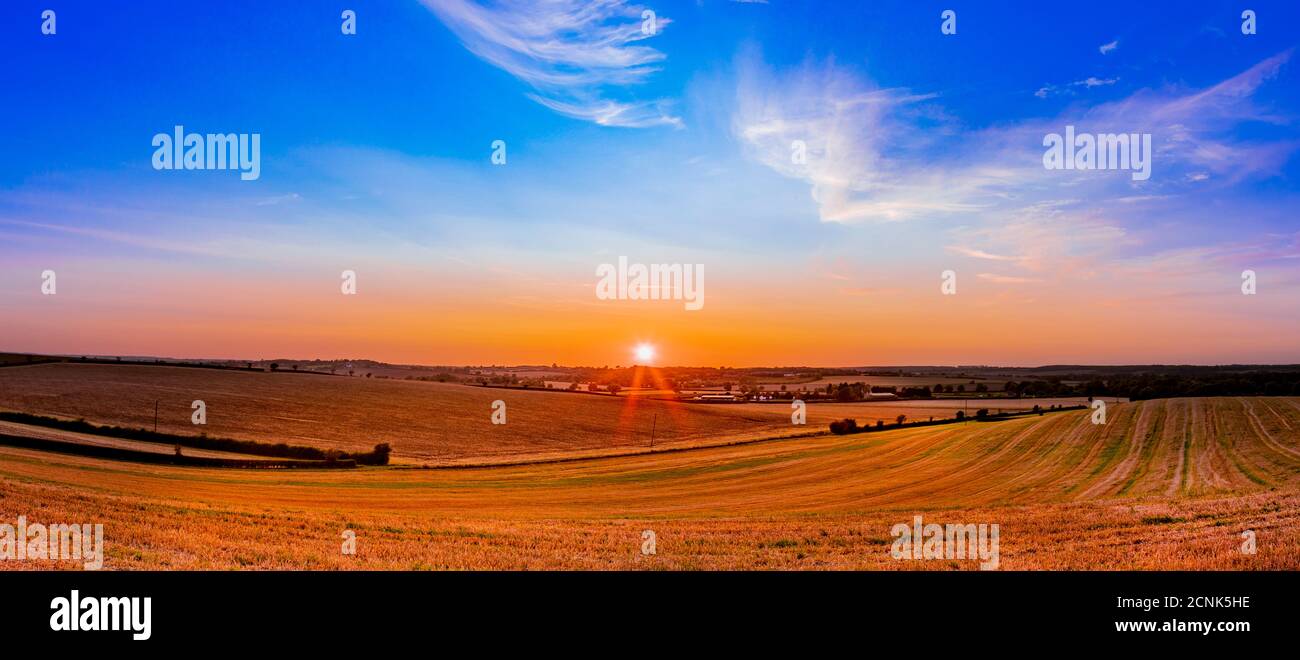 Coucher de soleil au-dessus de l'aérodrome de Meppershal et du village de Campton depuis Meppershal, Bedfordshire, Royaume-Uni Banque D'Images