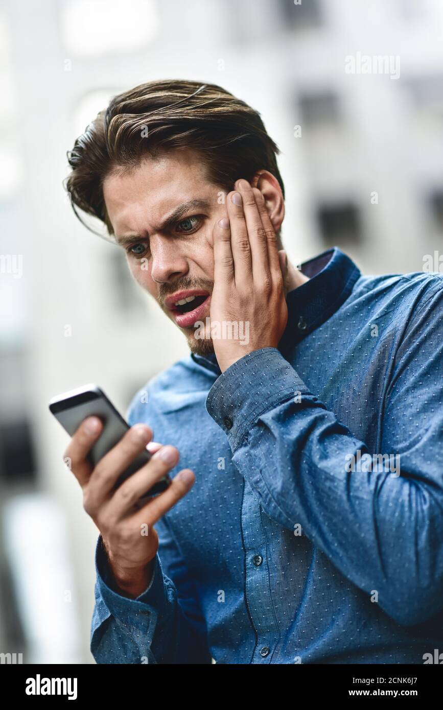 Mauvaise nouvelle. Les hommes d'affaires ont eu de mauvaises nouvelles par téléphone dans la rue. Banque D'Images