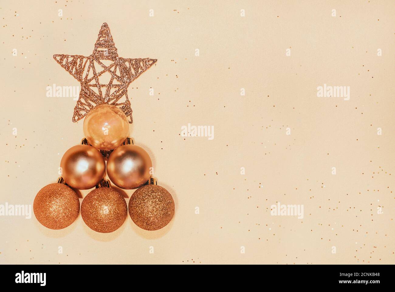 Arbre de Noël fait de boules dorées et étoile sur fond beige, espace de copie pour le texte. Concept Noël, nouvel an Banque D'Images