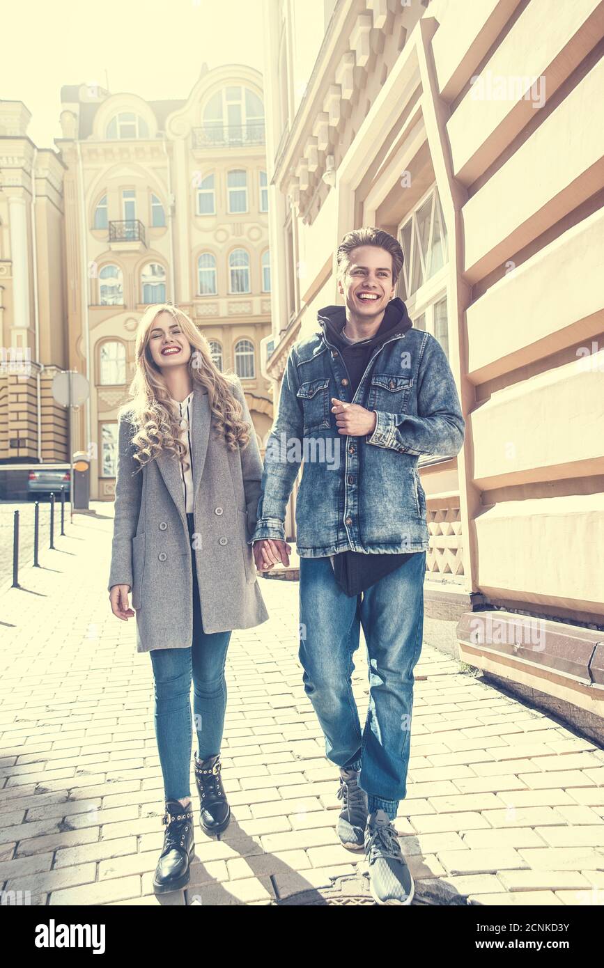Couple en train de marcher dans la rue et d'avoir du plaisir Banque D'Images