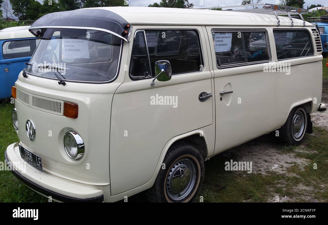 Vue de face d'un VW Bulli, VW Combi blanc lors d'une exposition à Yogyakarta, Java, Indonésie, le 19 novembre 2017 Banque D'Images