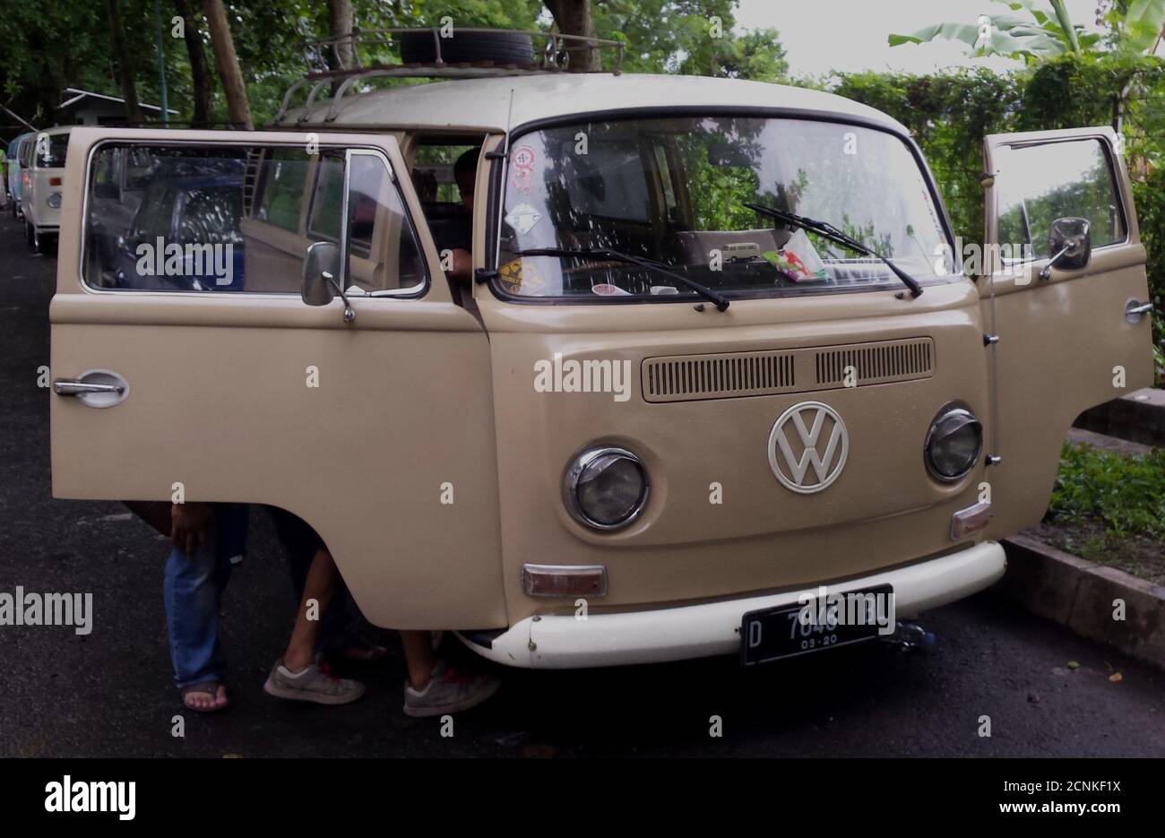 Vue de face d'un pastel oka blanc VW Bulli, VW Combi. Avec portes ouvertes.sur une exposition à Yogyakarta, Java, Indonésie, le 19 novembre 2017 Banque D'Images