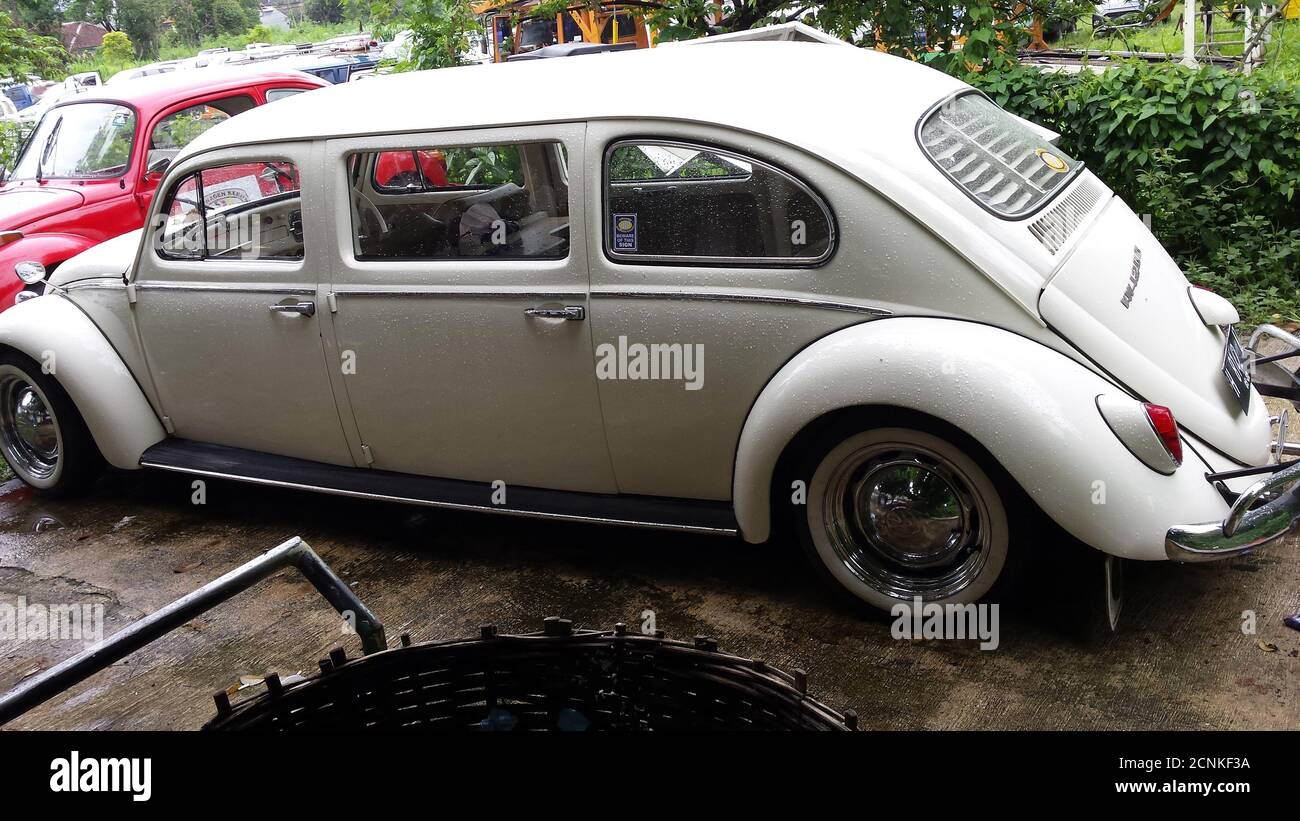 Une vieille VW Beetle blanche étirée en plein arrière vue sur une exposition à Yogyakarta, Java, Indonésie le 19 novembre 2017 Banque D'Images