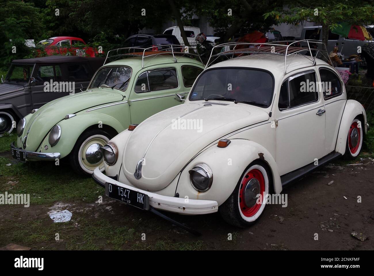 Vue de face d'un VW Beetle blanc et vert pastel lors d'une exposition à Yogyakarta, Java, Indonésie, le 19 novembre 2017 Banque D'Images