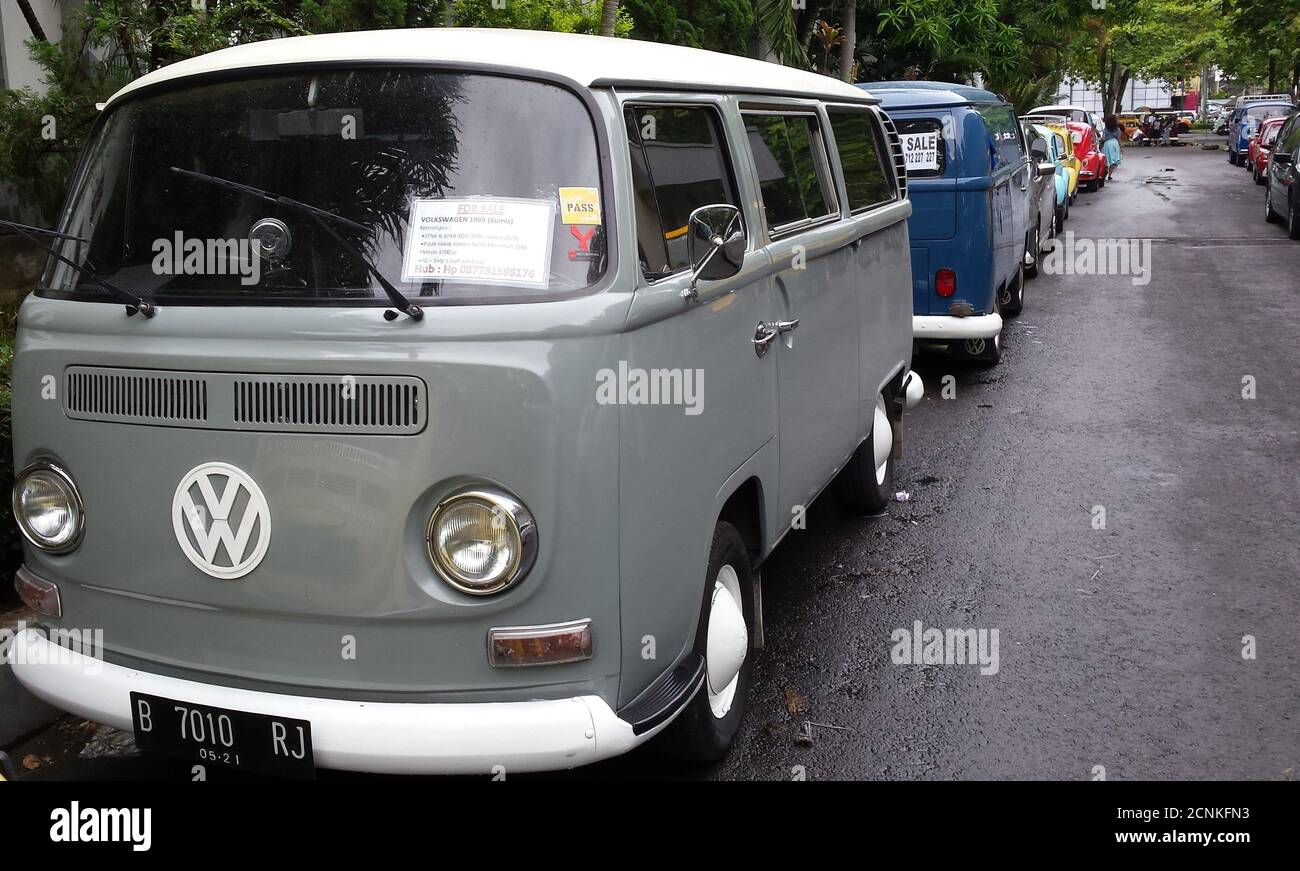 Vue de face sur toute la longueur d'un blanc pastel VW Bulli, Combi lors d'une exposition à Yogyakarta, Java, Indonésie, le 19 novembre 2017 Banque D'Images
