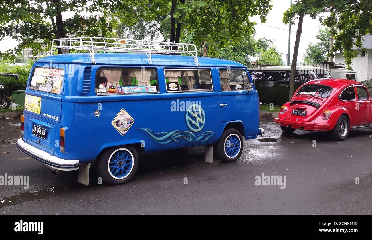 Vue latérale sur toute la longueur d'un VW Bulli bleu, présenté lors d'une exposition de VW Bulli, Combi et Beetle à Yogyakarta, Java, Indonésie, le 19 novembre 2017 Banque D'Images
